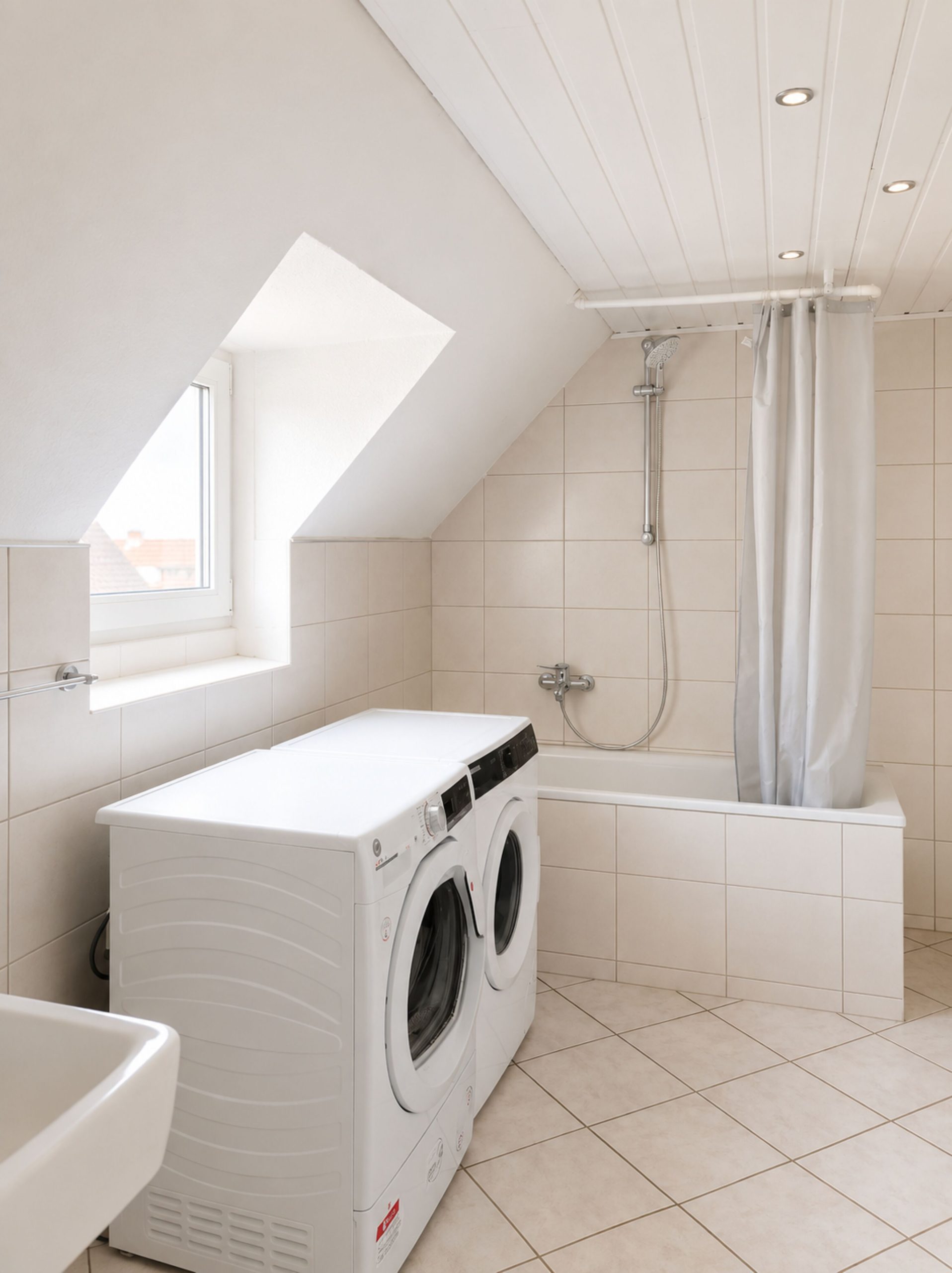 Badezimmer mit Waschmaschine und Trockner in einer HOSTION Unterkunft in Koblenz